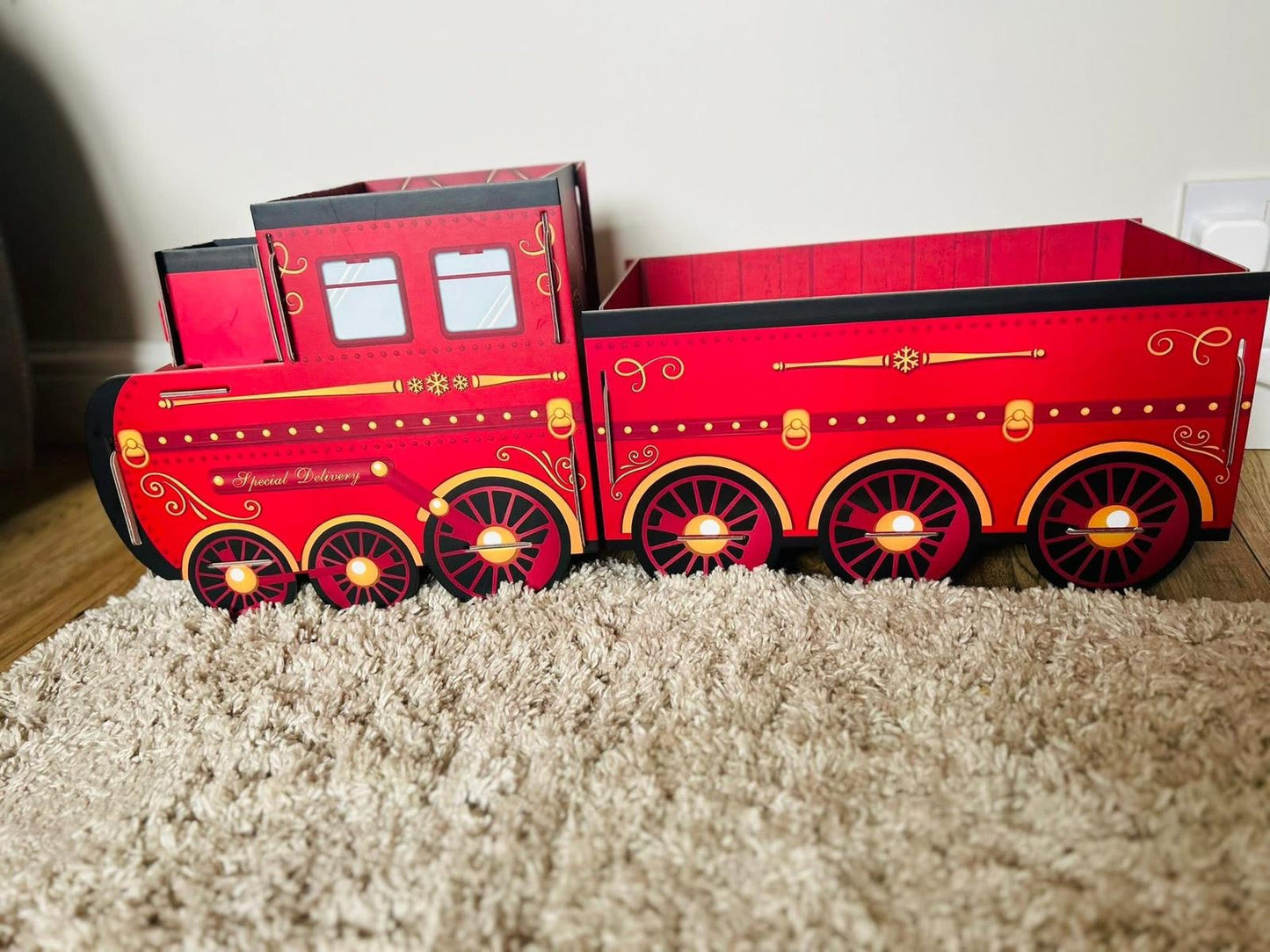CHRISTMAS PRESENT DISPLAY TRAIN WITH CARRIAGE