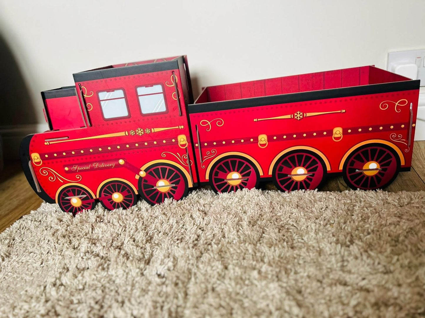 CHRISTMAS PRESENT DISPLAY TRAIN WITH CARRIAGE