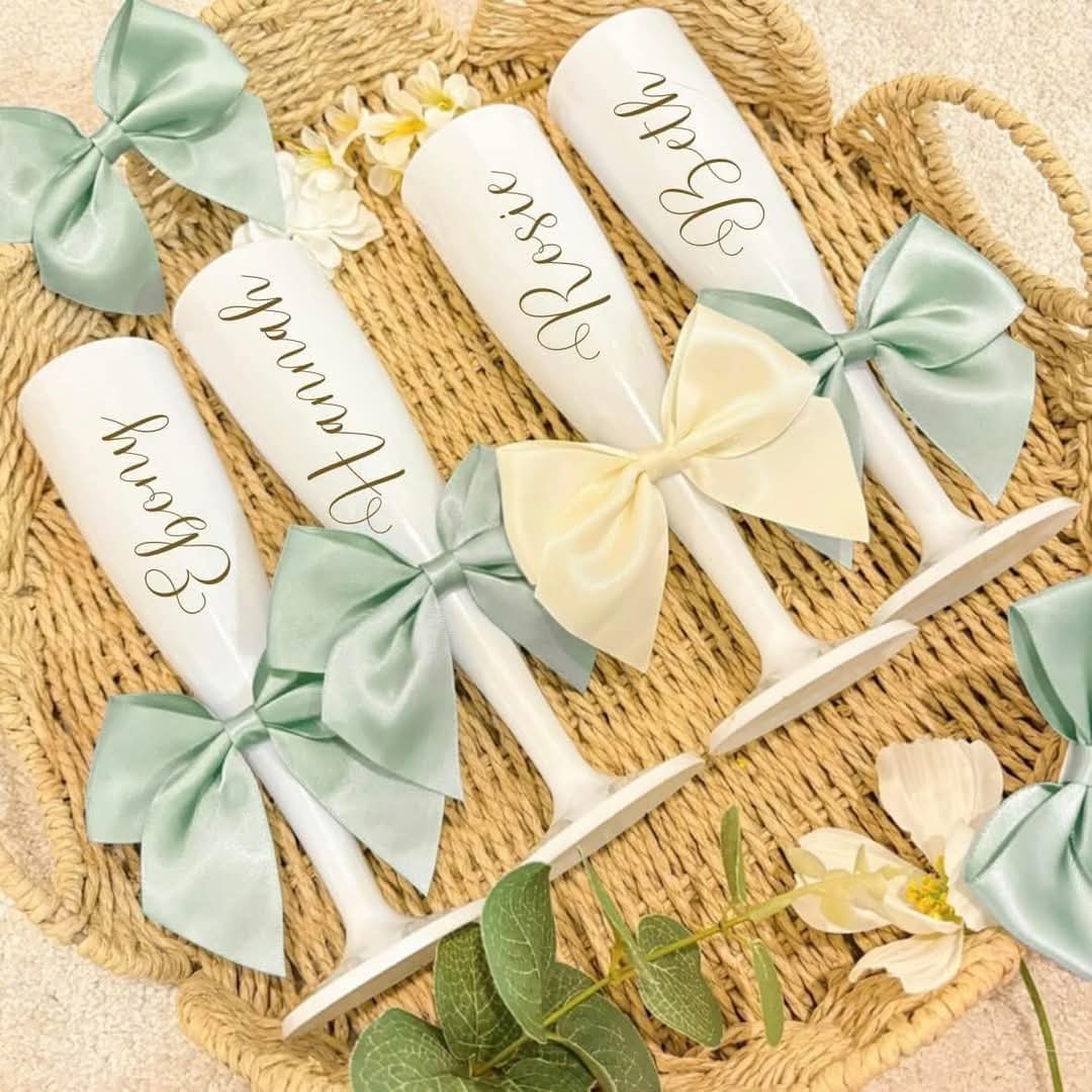 PERSONALISED CHAMPAGNE WEDDING FLUTES