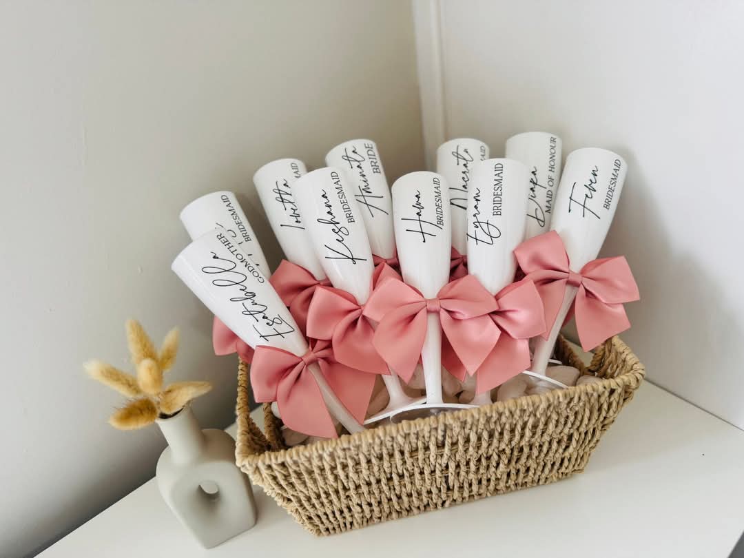 PERSONALISED CHAMPAGNE WEDDING FLUTES