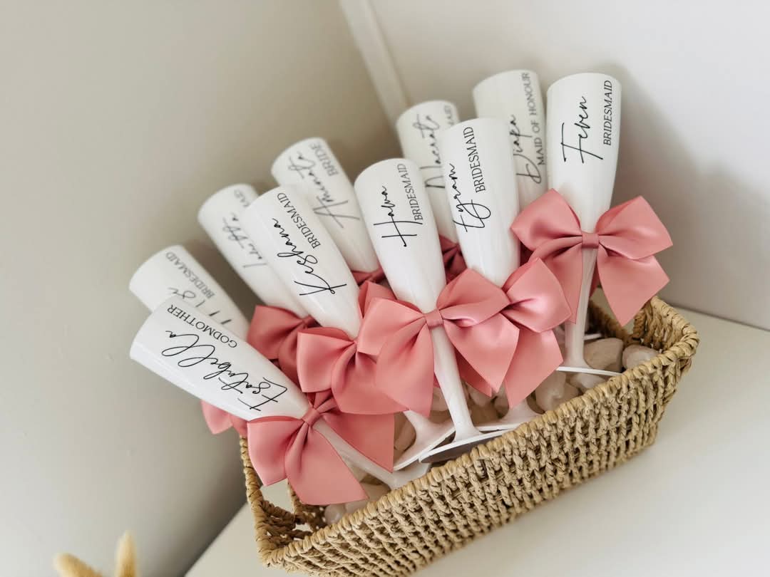 PERSONALISED CHAMPAGNE WEDDING FLUTES